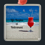 Livet börjar i Pension - Frostiskt dryck på Beach Julgransprydnad Metall<br><div class="desc">Livet börjar i Pension - Frosty Drink på Beach - julprydnad.</div>