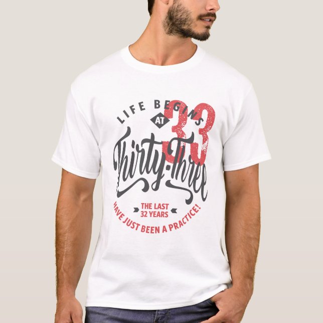 Livet börjar vid 33 | 33:e födelsedag T-shirt (Framsida)