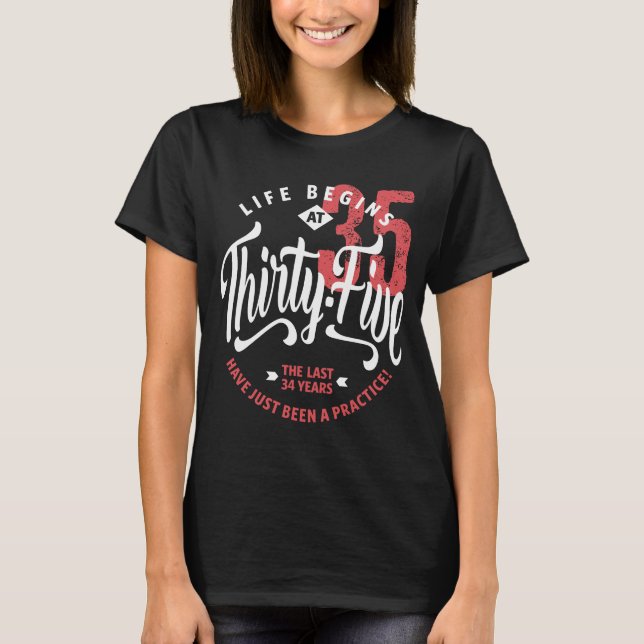 Livet börjar vid 35 | 35e födelsedag tee shirt (Framsida)