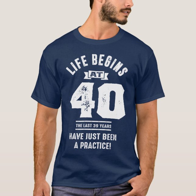 Livet börjar vid 40 t shirt (Framsida)