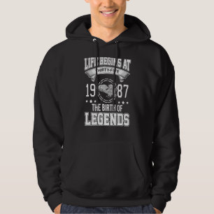 Livet börjar vid trettiofem år 1987 vid Legen-föds Hoodie