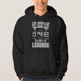 Livet börjar vid trettiotredje året 1989 vid Lèses Hoodie