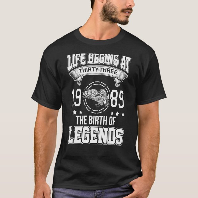 Livet börjar vid trettiotredje året 1989 vid Lèses T Shirt (Framsida)