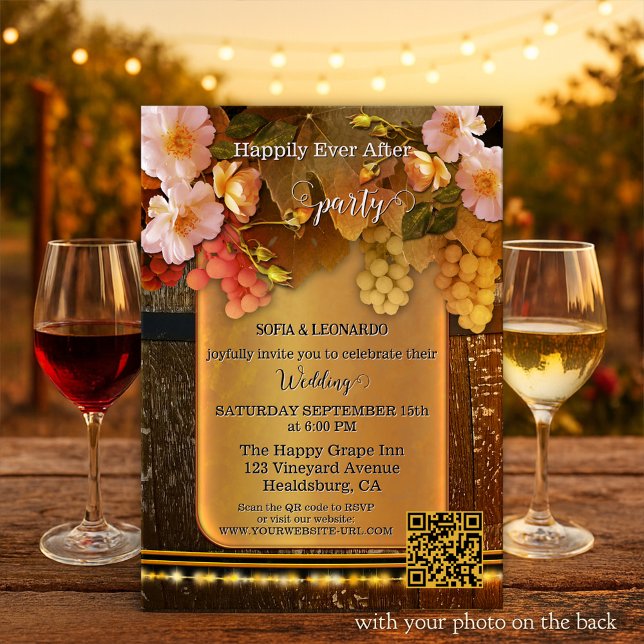 Livet Efter Bröllopet Vinodling Bröllop Inbjudningar (Happily ever after wedding invitation featuring grapes, flowers and string lights on a wine barrel)