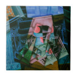 Livet före ett öppet fönster av Juan Gris Kakelplatta<br><div class="desc">Life before an Open Window, Ställe Ravignan (1915) av Juan Gris med en tidning (Le Journal), flaska i Médoc vin, en fruktdisk, ett glas och en karafé på ett bord. Om konstnären: José Victoriano González-Pérez (1887-1927) var en spansk målare och skulptor vars verk är nära kopplade till uppkomsten av den...</div>