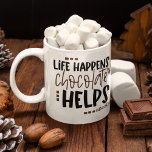 Livet Händer Choklad Hjälper Roligt Citat Kaffemugg<br><div class="desc">Lustigt citat när du njuter av din kuppa med den här upplyftande designen med typografi Life Happens Chocolate hjälper till i en blandning av svart och brun med ett hjärta och små kvadratiska motiv.</div>