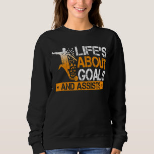 Livet handlar om mål och hjälper fotbollsspelaren t shirt