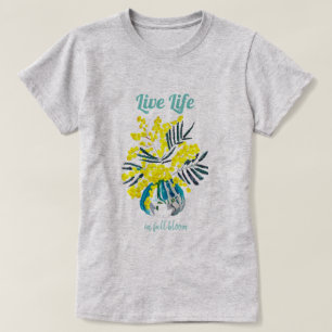 Livet i fullt-blomman med blommor i gulten t shirt