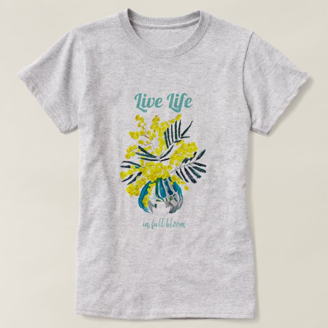 Livet i fullt-blomman med blommor i gulten t shirt (Design framsida)