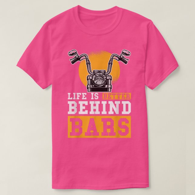 Livet ligger bättre bakom Pub Chopper-motorcykeln  T Shirt (Design framsida)