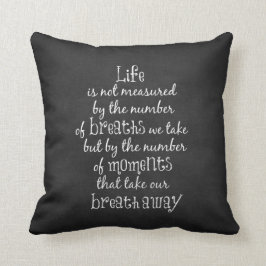 Livet mäts inte av de bröstkorg vi tar citat kudde