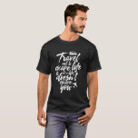 Livet med inspirationspressresor undgår dig inte t shirt<br><div class="desc">Resa inte för att fly från livet, men livet undgår inte dig. Motiverande och inspirerande talesätt för dem som kärlek ska utforska världen, åka på resan, ha nya äventyr, helgdag eller semester. Coola vintage för att få vibb. Perfekt för turister, turistnäringen, turistguider, de som planerar på sin nästa väg till...</div>