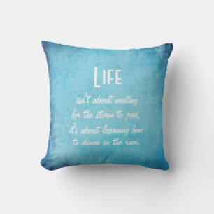 Livet och danset i Rain Quote Dekorativ kudde
