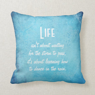 Livet och danset i Rain Quote Dekorativ kudde