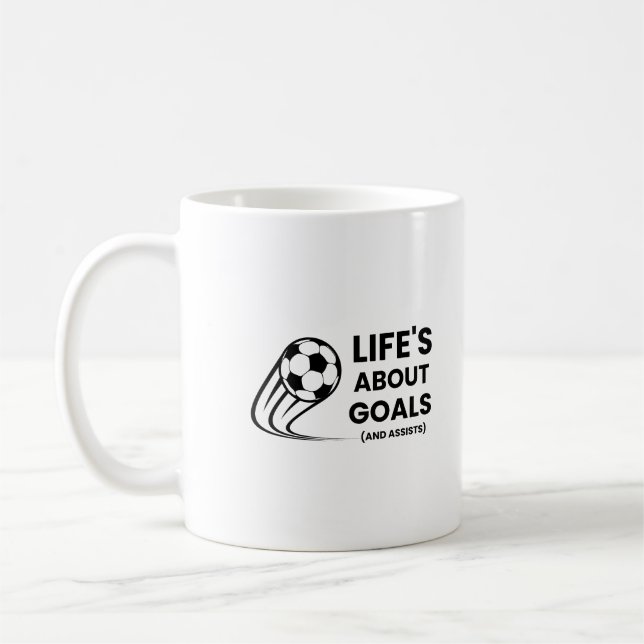 Livets Om Mål Och Assists Rolig Fotboll Kaffemugg (Vänster)
