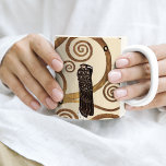 Livets träd av Gustav Klimt Två-Tonad Mugg<br><div class="desc">En bra konst kaffe mugg med den symboliska målningen av Gustav Klimt (1862-1918),  Livets träd (C.1909). En abstrakt av ett träd med snört grenar. En av tre konst delar från Stoclet Frieze som beställdes för Palais Stoclet i Bryssel,  Belgien.</div>