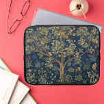 Livets träd laptop fodral<br><div class="desc">Livets träd av William Morris. Livets träd är ett av William Morris mest välkända verk. Ni kan lätt se hans uppmärksamhet på detaljer i detta underbara tapearkiv, vars symboliska betydelse enligt Bibelhistorien om Adam och Kväll är ett evigt liv eller odödlighet. William Morris (24 mars 1834-3 oktober 1896) var en...</div>