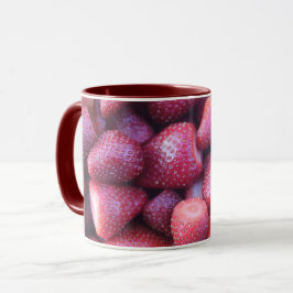 Livfull röd jordgubb smyckad keramisk kaffemugg