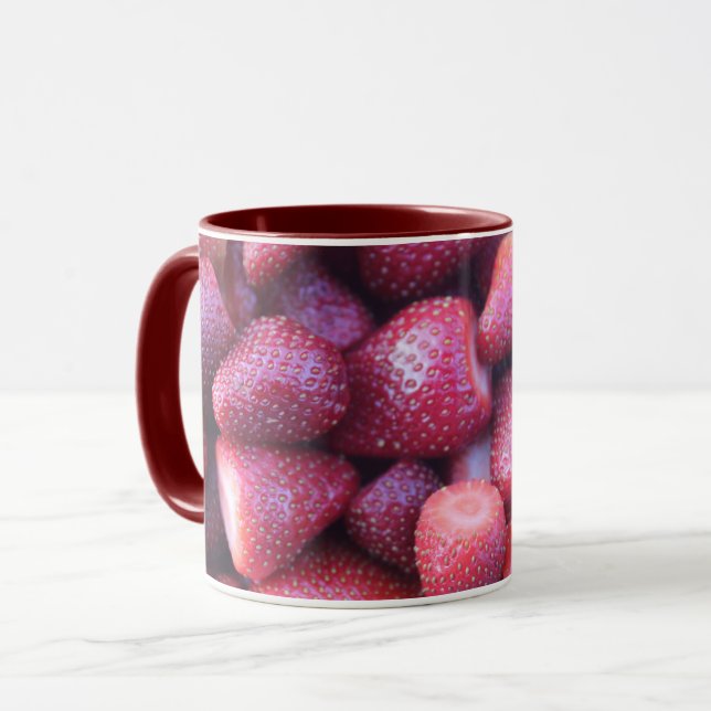 Livfull röd jordgubb smyckad keramisk kaffemugg (Framsida vänster)