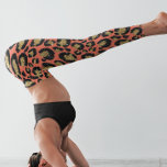 Living Coral Peach Färg från 2019 Guld Leopard Leggings<br><div class="desc">Den här designen skapades via digital grafik. Det kan vara personlig genom att klicka på anpassningsknappen och lägga till text, bilder eller ta bort bilder för att anpassa. Kontakta mig på colorflowcreations@gmail.com om du vill ha denna design på en annan produkt. Köp min ursprungliga abstrakt-akrylmålning för försäljning på www.etsy.com/shop/colorflowart. Visa...</div>
