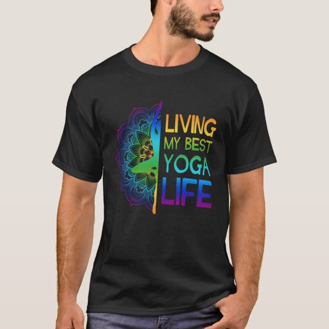 Living My Best Yoga Life colourful yoga pose manda T Shirt (Framsida)