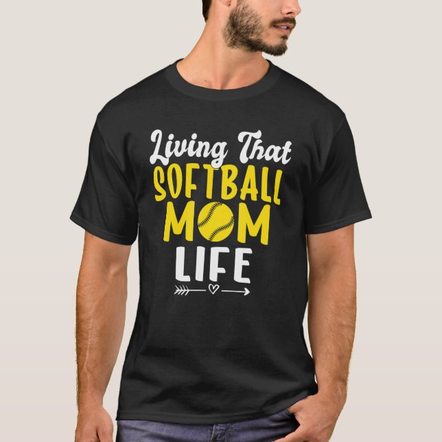 Living that Softball Mom Life Softball Mom T Shirt (Framsida)