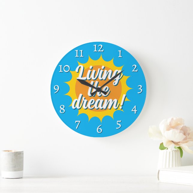 Living the dream wall clock with sunny dial stor klocka (Hem)