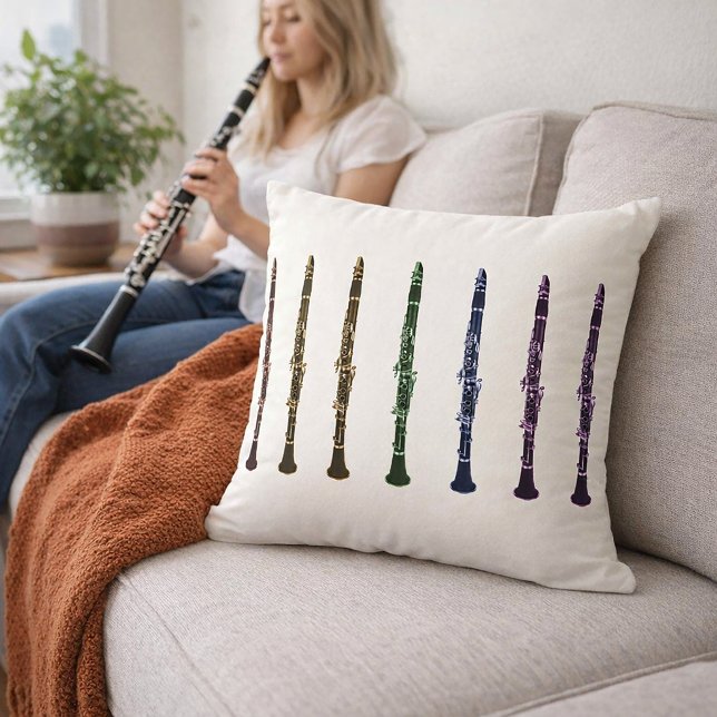Livlig Klarinettorkestermusik i regnbågens färger Kudde (A throw pillow with a rainbow lineup of clarinets in red, orange, yellow, green, purple, blue & pink)