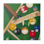 Livliga Billiards Bord med Bollar och krita Kakelplatta<br><div class="desc">Racka upp dem med den här spektakulära målningen av miljardtals bord av Jennifer Goldberger. Bollar ser nytt ut, filten ser imakulerad ut och kritan har redan applicerats på referenspunkterna. Lägg det här i ditt hem, eller ge det till en vän eller älskad som njuter av ett spel av bassäng!</div>