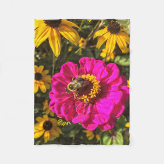 Livliga blommor med biet fleecefilt
