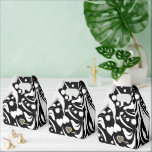 Livscitat Svart Favorit Box av Adiela Akoo Presentaskar<br><div class="desc">Livscitat Svart Favorit Box av Poet Adiela Akoo är inspirerad av hennes citat, “Livet är inte något vi sätter på svag värme i hopp om att få leva det senare”. Så ta det steget med tro. Äventyret väntar. Håll utkik efter andra matchande föremål i denna kollektion. Titta också på livscitat...</div>