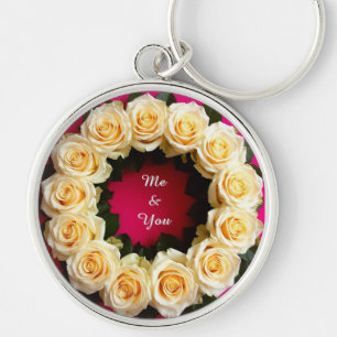 Livsglad blomsterkrans rund silverfärgad nyckelring
