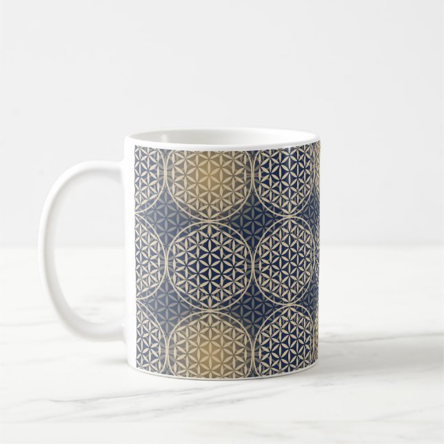 Livslångt blomma - frimärke mönster - blå sand kaffemugg (Vänster)