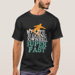 Livslångt Toppen i nedförslutning - snabb nybörjar T Shirt<br><div class="desc">Mitt liv går snabbt i Toppen. Lönsam vintage- och reflexplan för dem som utövar vintersporter i kärlek och utomhus i äventyr. Coola Snowboard, extrem sportartiklar för nästa skidpjäs resa på snö-berget. Underbar design till bäran för helgdag och semester på vintern. Underbar souvenir för att ta hem från din favoritturist attraktion....</div>