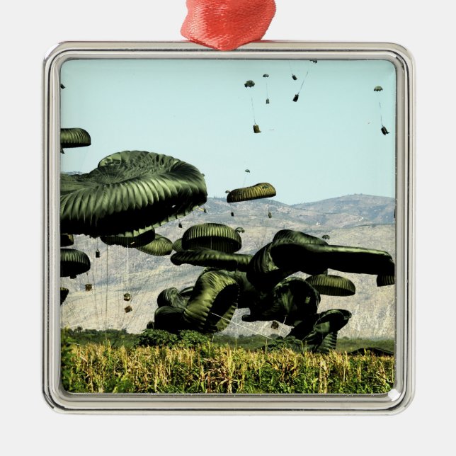 Livsmedelsbuntar och vatten levereras till luft julgransprydnad metall (Framsidan)