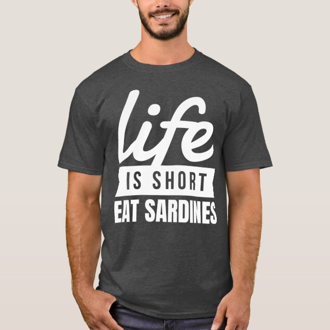Livsmedelstiden i roligt är Kort Eat Sardines livs T Shirt (Framsida)
