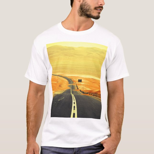 Liwa Oasis Asphalt Road, Dunes. T Shirt (Framsida)