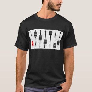 Ljud eller videoen kontrollerar stiger ombord tee shirt