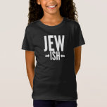 Ljudiga judiska gåvor för Fladdermus/Pub Mitzvah e T Shirt<br><div class="desc">Den judiska gåvan är rolig för alla som bara är lite judiska eller kanske bara halvjudiska. De kan använda det här runt Hanukkah eller jul som ett roligt skämt medan alla andra har en ful julgosare. Den här roliga judiska gåvan säger Jew Ish med pilar som pekar mot den viska...</div>