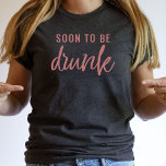 Ljuny Soon to be Drunk Bachelorette Bride T Shirt<br><div class="desc">Lustigt att snart bli Drunk Bachelorette Bride T Shirt. Enkelt rolig text som är underbar för bära till en bachelorette-fest med matchande gruppskjortor.</div>
