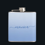 Ljus blåblomma gradient elegant signatur fickplunta<br><div class="desc">En ljus till mörk blåblomma ombre med ett elegant modernt signaturnamn.
Du kan avgruppera textlagren för att anpassa teckenstorlek,  färg samt inställningar för skuggstil.
Den sömlösa gradient-grafiken kan anpassas till de flesta andra presenter på marknaden.
En blå flaska till dina brudtärnor.</div>