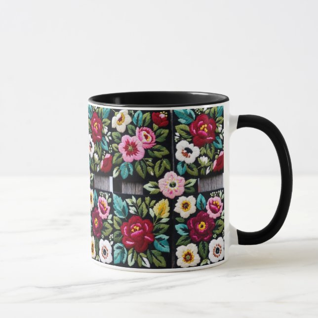 Ljus blomsterbroderi kvartett på svart mugg (Höger)