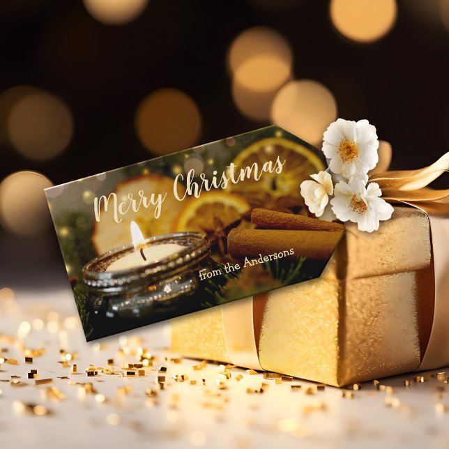 Ljus Cinnamon God jul Gift Märkre Presentetikett (Christmas gift tag featuring warm twinkling Christmas lights with cinnamon, oranges and pine twigs)
