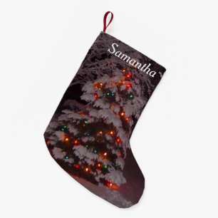 Ljus för god julhelgdagträd i snö liten julstrumpa