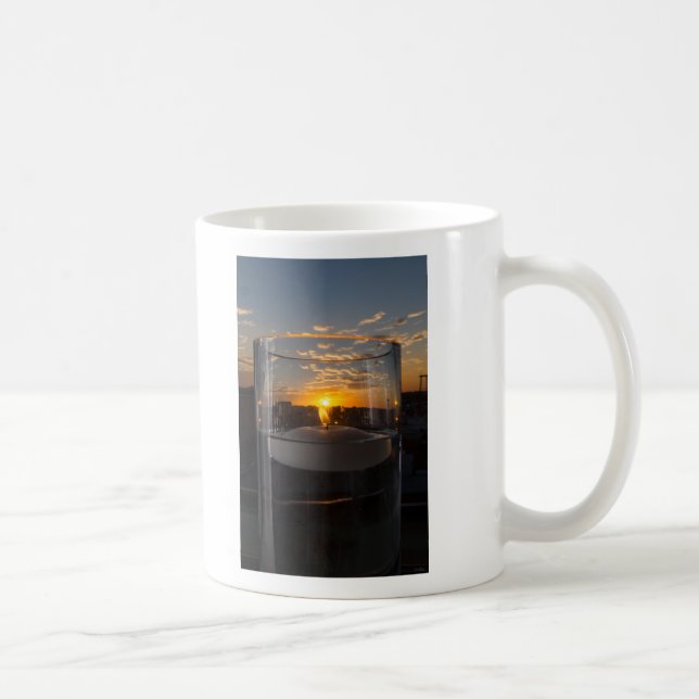 Ljus från levande ljus i solnedgång kaffemugg (Höger)