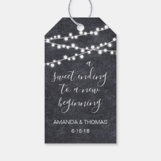 Ljus garland på rustiska svarta tavlor föredrar at presentetikett