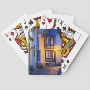 Ljus gatlykta på kullerstensgata casinokort