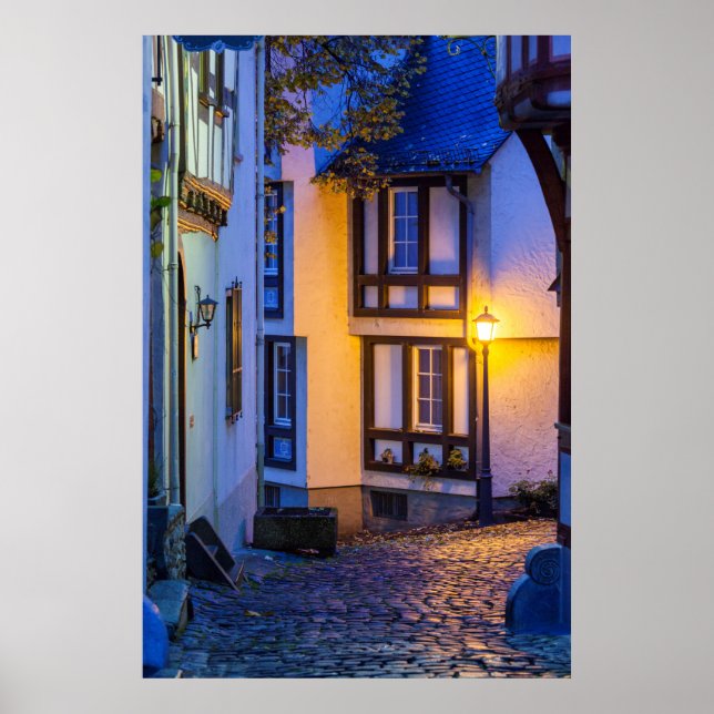 Ljus gatlykta på kullerstensgata poster (Framsidan)