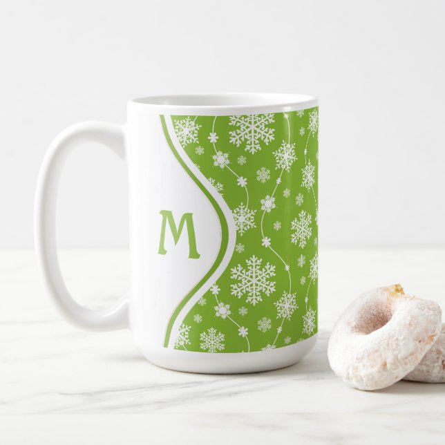 Ljus grön vintervit snöflingor Monogram Kaffemugg (Med munk)