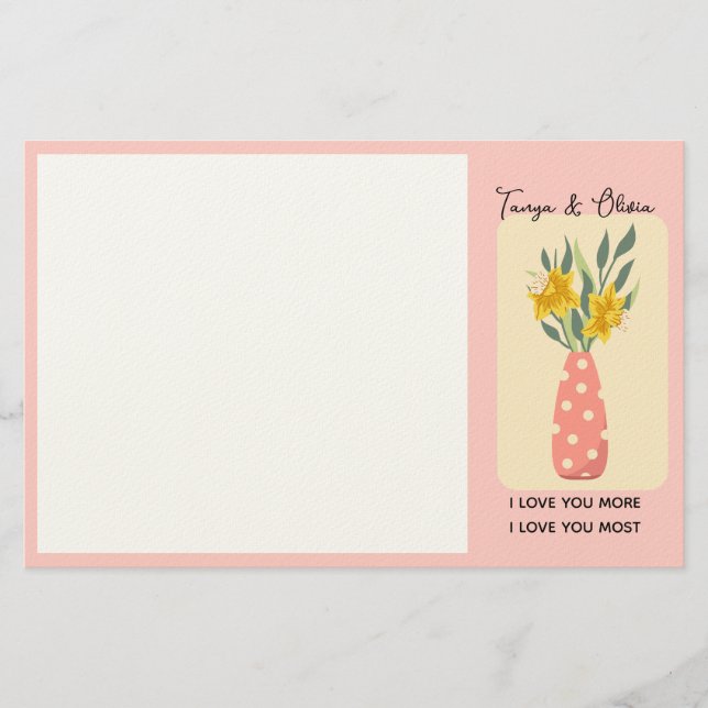 Ljus gul blomsterarrangemang i prickig vas brevpapper (Framsida)